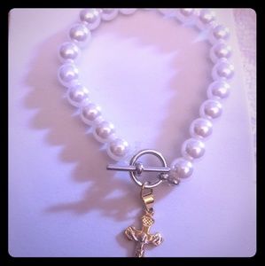 selling a beautiful white pearl beacelet.